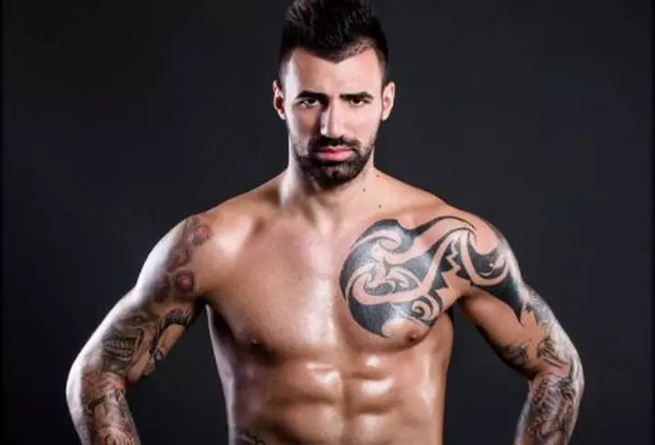 O mai ții minte pe Adina, fetița de la Glina, care trăiește lângă groapa de gunoi? La 14 ani, a ajuns model internațional și va prezenta moda la New York