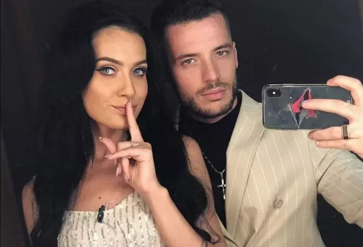 O mai ții minte pe Adina, fetița de la Glina, care trăiește lângă groapa de gunoi? La 14 ani, a ajuns model internațional și va prezenta moda la New York