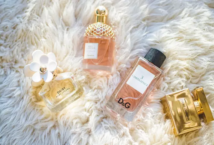 COLECȚII FABULOASE PENTRU COPII MICI, MARI ȘI MAI MARI