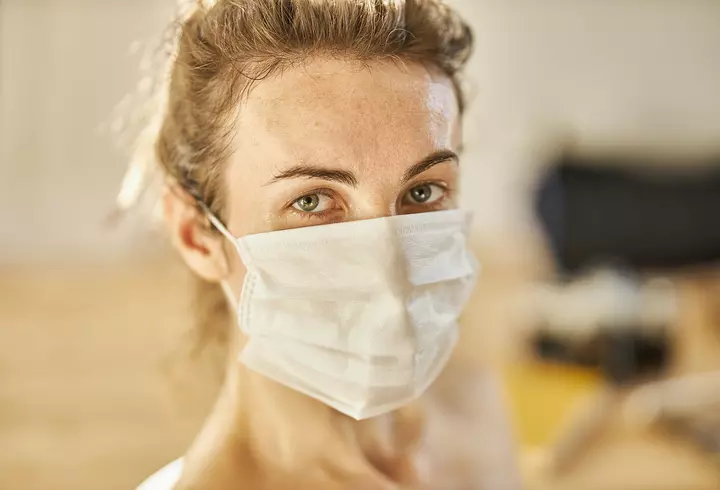 Trucuri care te ajută să respiri mai bine cu masca anti-COVID. Ce trebuie să faci când rămâi fără aer