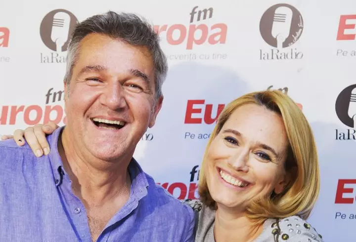 Mirela Vaida, totul despre debutul în televiziune, de acum 16 ani: "La prima emisiune am intrat în direct în trening. Am pornit de la munca de jos" / EXCLUSIV