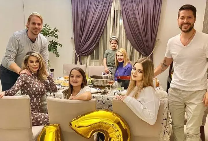 Alex Bodi are o avere colosală, dar sora lui trăiește modest: este casieră la o măcelărie