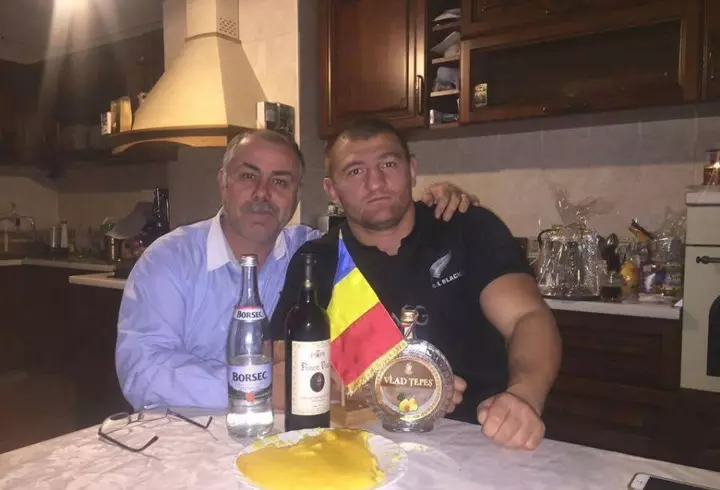 Alex Bodi are o avere colosală, dar sora lui trăiește modest: este casieră la o măcelărie