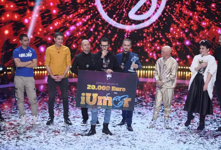 Primele imagini cu Florin Salam, după ce a lipsit de la finala X Factor. A petrecut cu familia, într-un restaurant