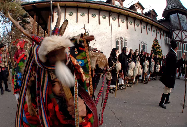 Studiu: COVID-19 ar putea evolua într-o boală sezonieră, similară răcelilor