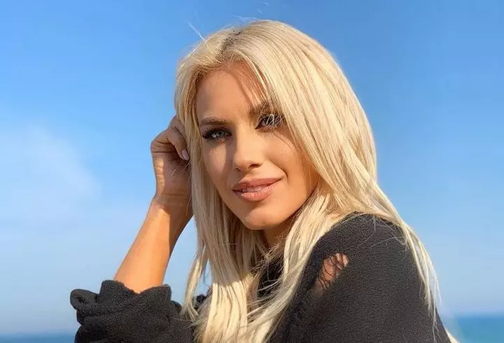 Laura Cosoi s-a fotografiat goală în pat. E super sexy și după două nașteri