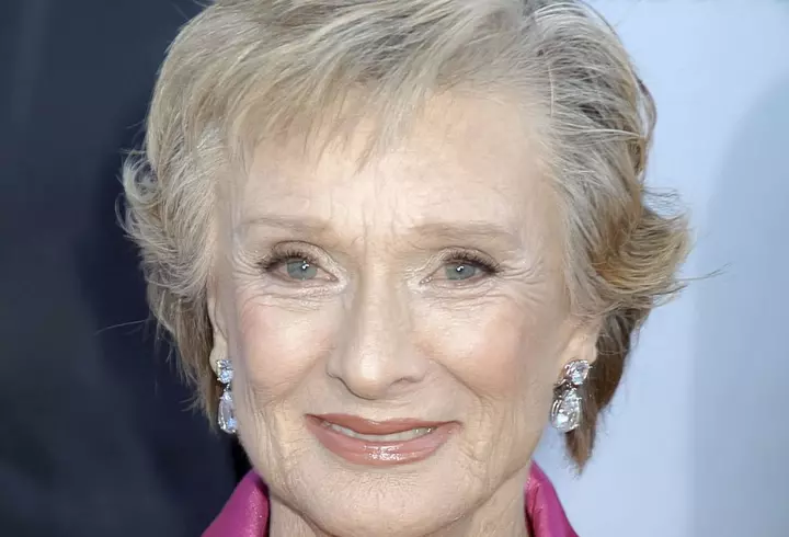 Laura Cosoi s-a fotografiat goală în pat. E super sexy și după două nașteri