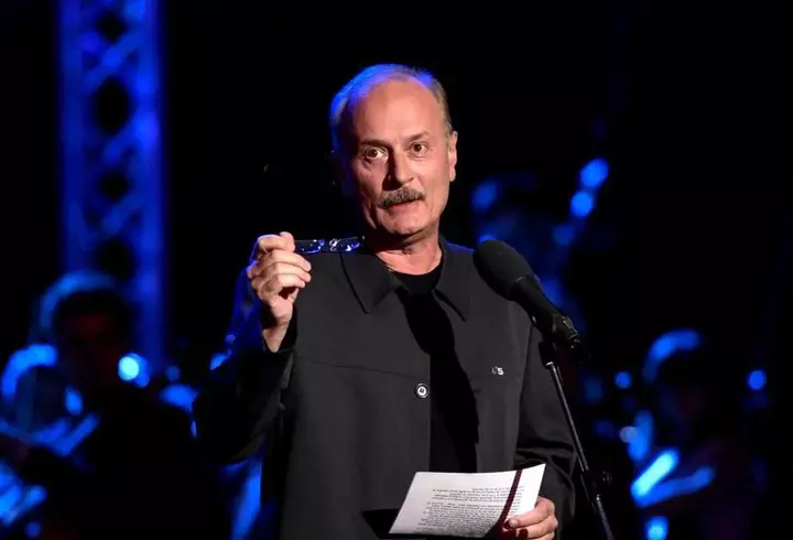 Laura Cosoi s-a fotografiat goală în pat. E super sexy și după două nașteri