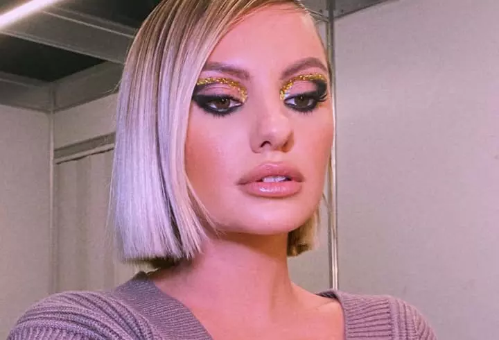 Laura Cosoi s-a fotografiat goală în pat. E super sexy și după două nașteri