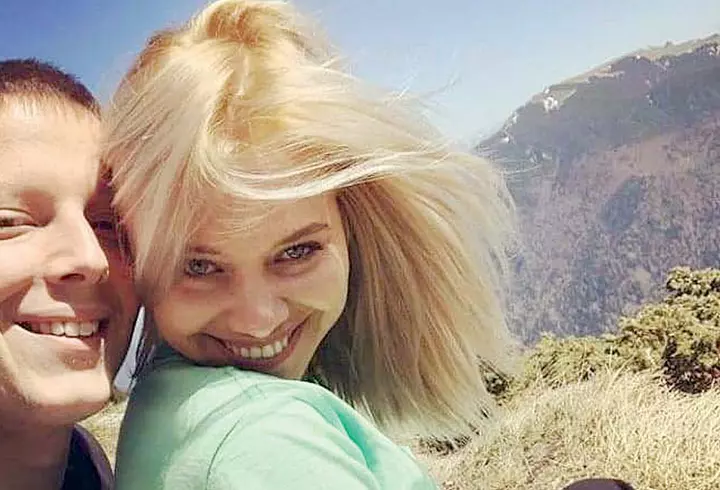 Laura Cosoi s-a fotografiat goală în pat. E super sexy și după două nașteri