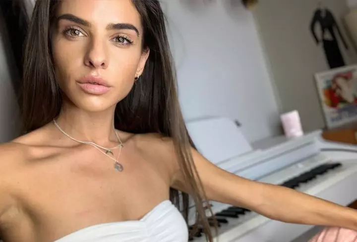 Laura Cosoi s-a fotografiat goală în pat. E super sexy și după două nașteri