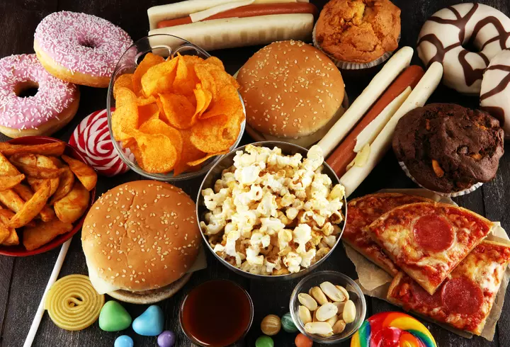 De ce mâncăm mai mult iarna? Explicația și soluțiile nutriționistului: suntem mult mai predispuși la depresie