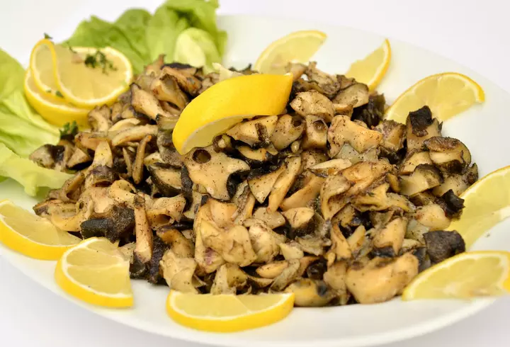 Pizza de casă cu blat pufos. Rețetă simplă și gustoasă