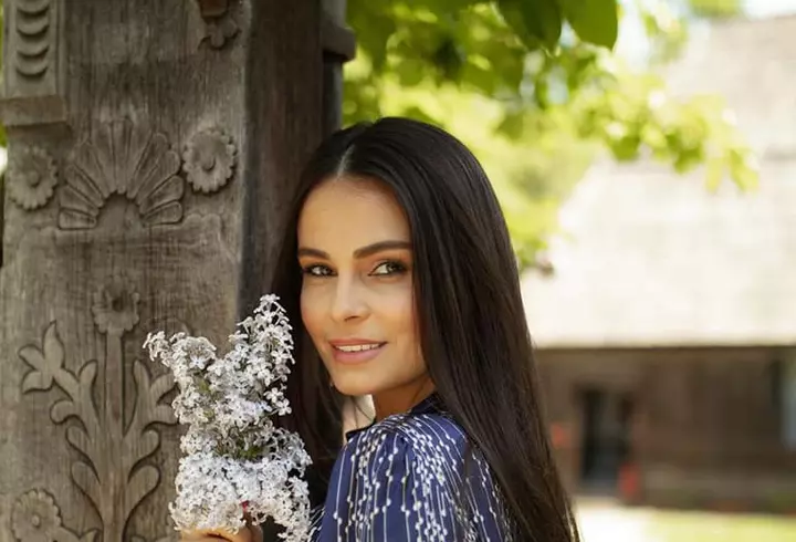 Lora s-a accidentat grav în timpul unor filmări: "S-a fisurat osul". Cum a apărut la Vorbește lumea