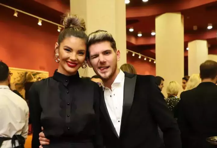 Cine este, de fapt, femeia alături de care a fost surprins Pepe la restaurant