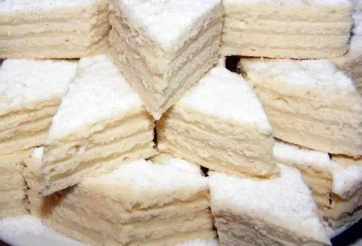 Pizza de casă cu blat pufos. Rețetă simplă și gustoasă