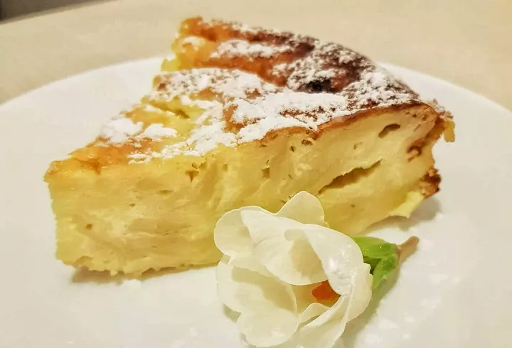 Pizza de casă cu blat pufos. Rețetă simplă și gustoasă