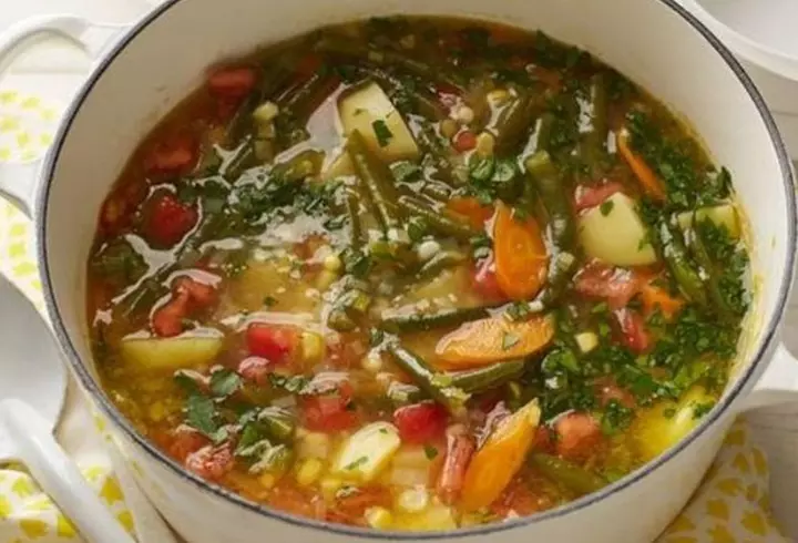 Pizza de casă cu blat pufos. Rețetă simplă și gustoasă