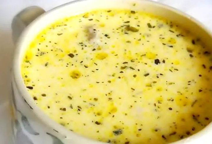 Pizza de casă cu blat pufos. Rețetă simplă și gustoasă