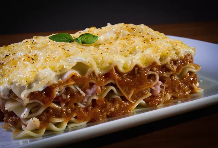 Pizza de casă cu blat pufos. Rețetă simplă și gustoasă