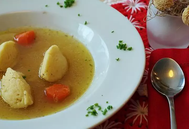 Pizza de casă cu blat pufos. Rețetă simplă și gustoasă