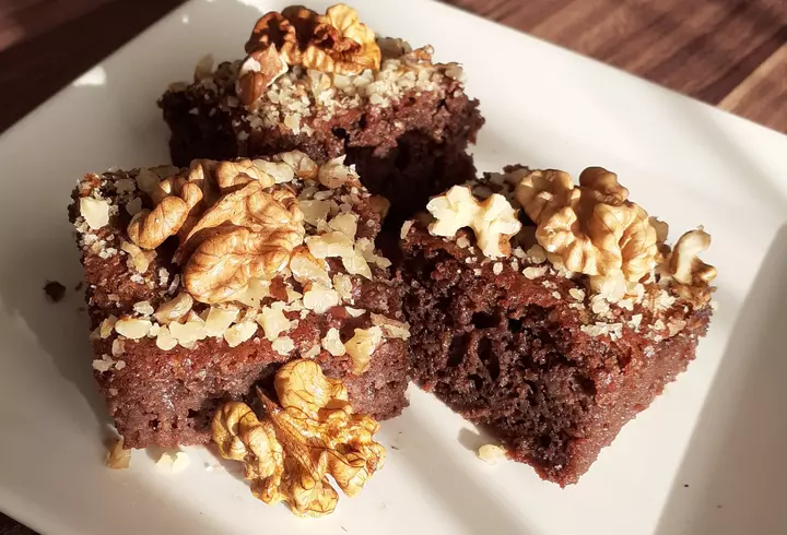 Pizza de casă cu blat pufos. Rețetă simplă și gustoasă