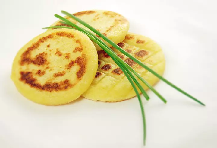 Pizza de casă cu blat pufos. Rețetă simplă și gustoasă