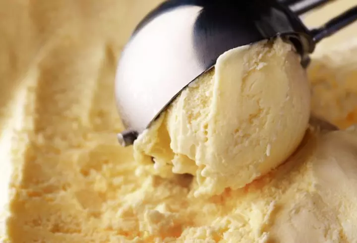 Pizza de casă cu blat pufos. Rețetă simplă și gustoasă