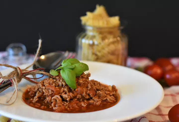 Pizza de casă cu blat pufos. Rețetă simplă și gustoasă