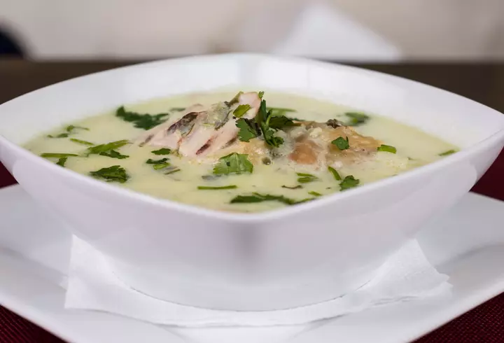 Pizza de casă cu blat pufos. Rețetă simplă și gustoasă