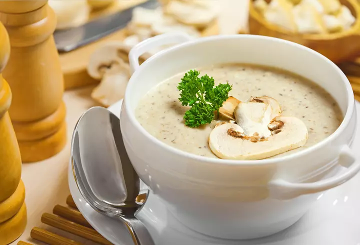 Pizza de casă cu blat pufos. Rețetă simplă și gustoasă