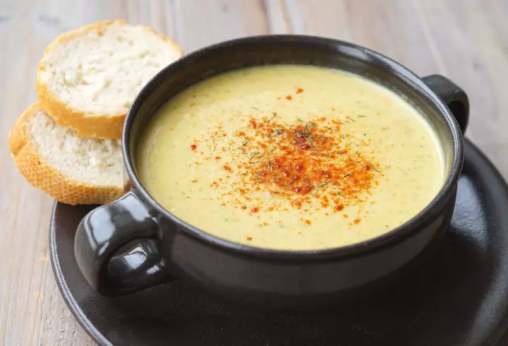 Pizza de casă cu blat pufos. Rețetă simplă și gustoasă