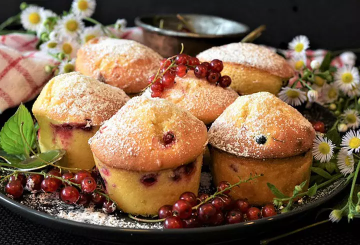 Pizza de casă cu blat pufos. Rețetă simplă și gustoasă