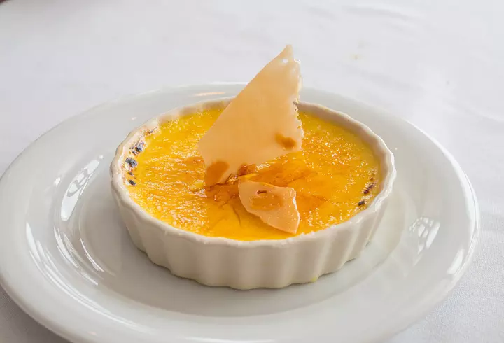 Pizza de casă cu blat pufos. Rețetă simplă și gustoasă