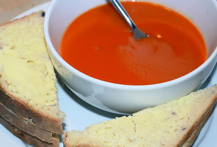 Pizza de casă cu blat pufos. Rețetă simplă și gustoasă