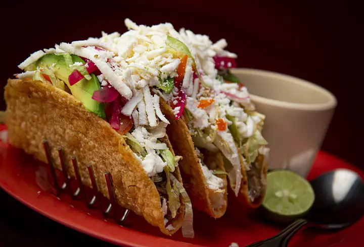 Pizza de casă cu blat pufos. Rețetă simplă și gustoasă