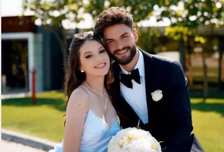 Laura Bretan de la Românii au Talent, premiată cu Discul de Aur pentru primul album. Alături de ce mare artiști a cântat