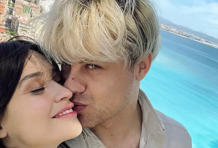 Laura Bretan de la Românii au Talent, premiată cu Discul de Aur pentru primul album. Alături de ce mare artiști a cântat