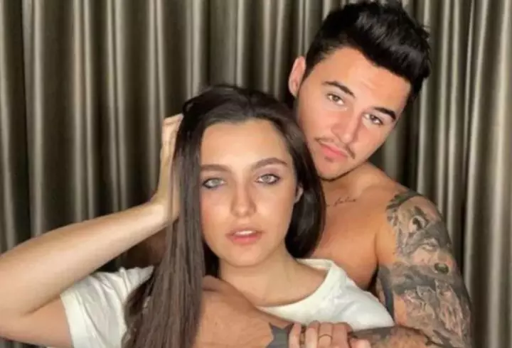 Laura Bretan de la Românii au Talent, premiată cu Discul de Aur pentru primul album. Alături de ce mare artiști a cântat