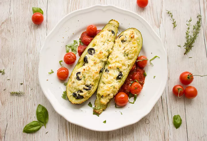 Rețetă de chec aperitiv cu șuncă și cașcaval. Pufos și delicios