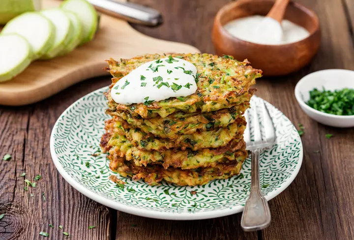 Prăjitură cu caise și iaurt. Cea mai simplă rețetă