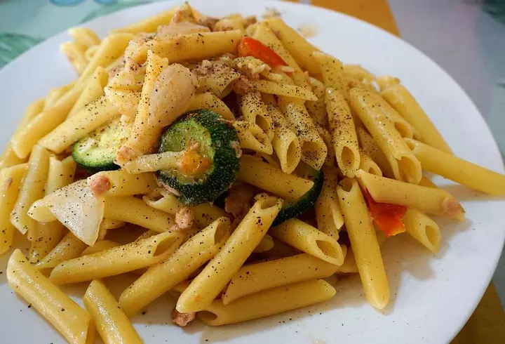 Pizza cu blat de dovlecei. Rețetă simplă și dietetică