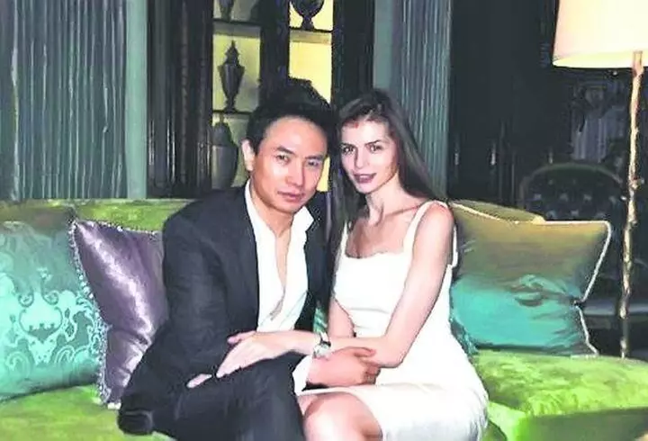 Primele imagini de la priveghiul lui Petrică Mîțu Stoian. Trupul său a fost depus la Ansamblul Folcloric „Maria Tănase”