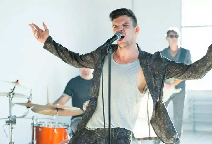 Primele imagini de la priveghiul lui Petrică Mîțu Stoian. Trupul său a fost depus la Ansamblul Folcloric „Maria Tănase”