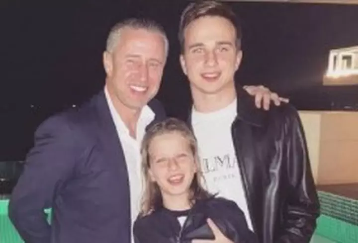 Primele imagini de la priveghiul lui Petrică Mîțu Stoian. Trupul său a fost depus la Ansamblul Folcloric „Maria Tănase”