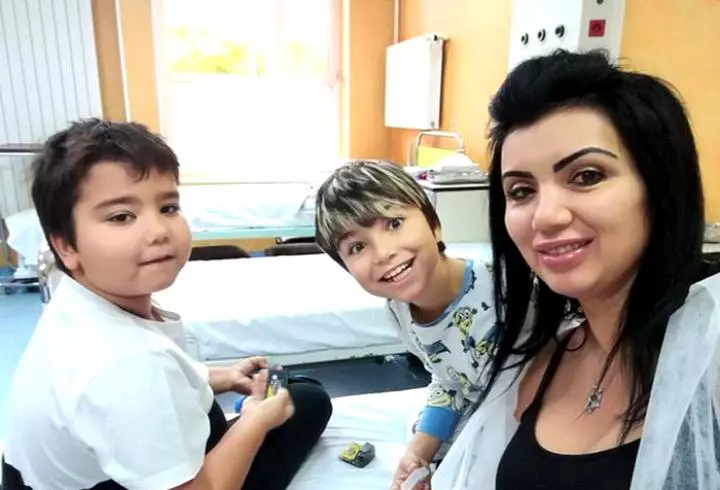 Adriana-Bahmuteanu-si-cei-doi-baieti-1