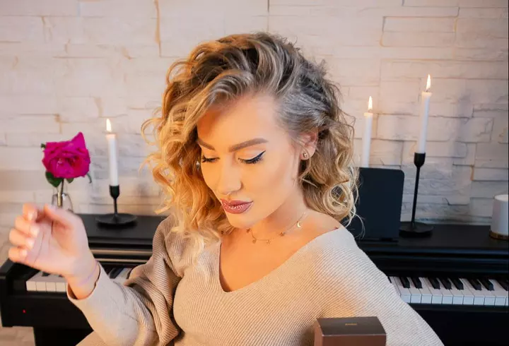 Cum accesorizăm rochiile cu imprimeu floral