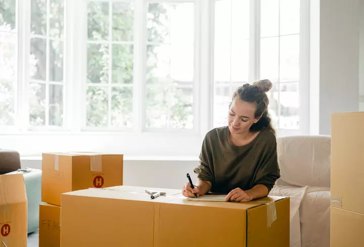 Cum accesorizăm rochiile cu imprimeu floral