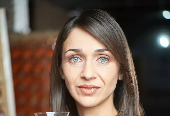 Cum accesorizăm rochiile cu imprimeu floral