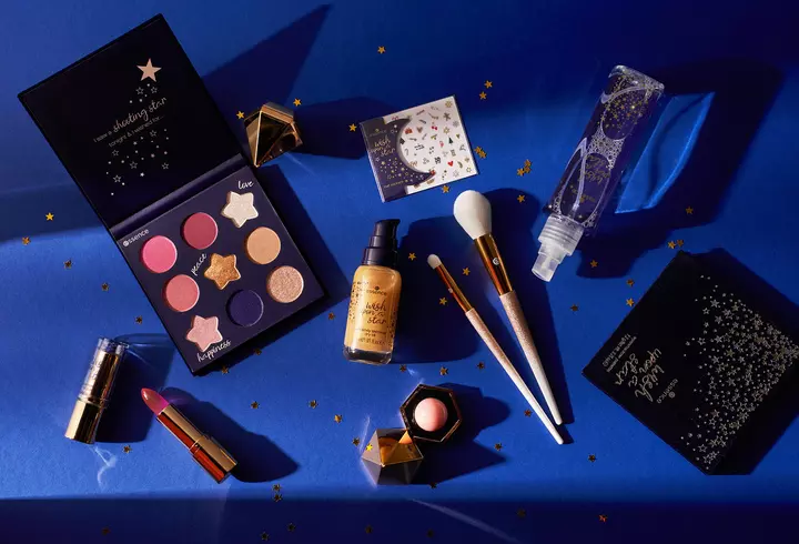 Cadouri inspirate de sărbători - Ce surprize au pregătit vedetele pentru cei dragi?